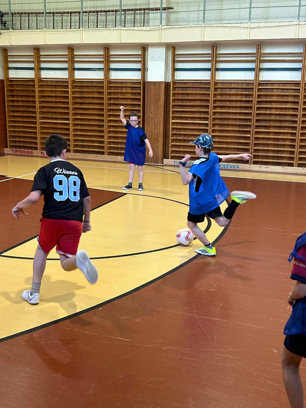 Děti hrají futsal v tělocvičně
