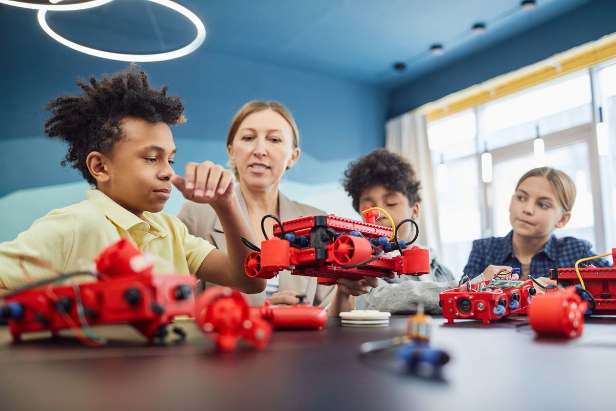 Děti stavějí a programují jednoduchého robota
